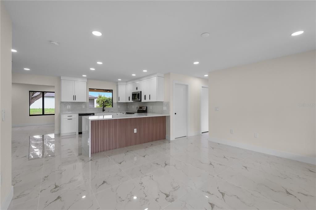En Venta: $384,999 (4 camas, 3 baños, 1764 Pies cuadrados)
