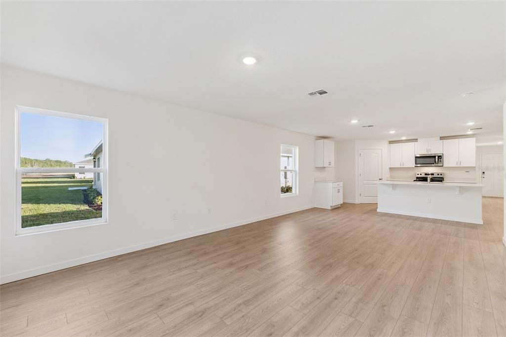 На продажу: $375,990 (5 спален, 2 ванн, 1708 Квадратных фут)