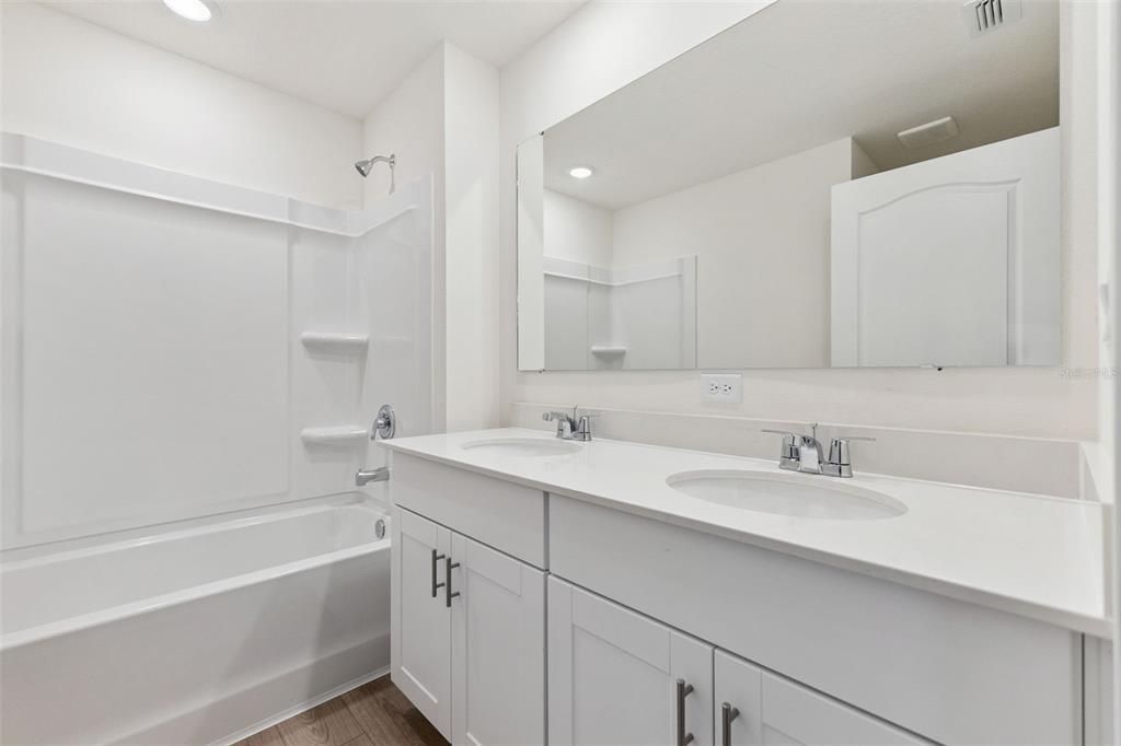 На продажу: $375,990 (5 спален, 2 ванн, 1708 Квадратных фут)