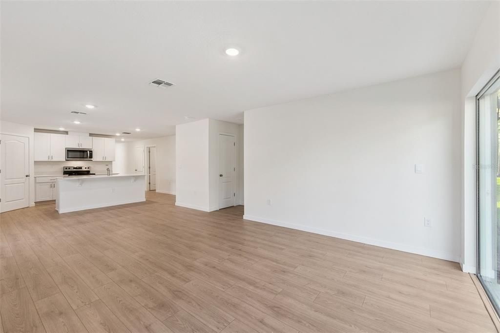 На продажу: $375,990 (5 спален, 2 ванн, 1708 Квадратных фут)