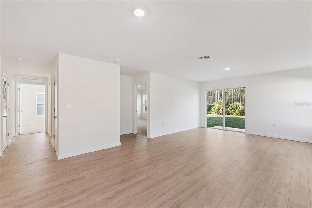 На продажу: $375,990 (5 спален, 2 ванн, 1708 Квадратных фут)