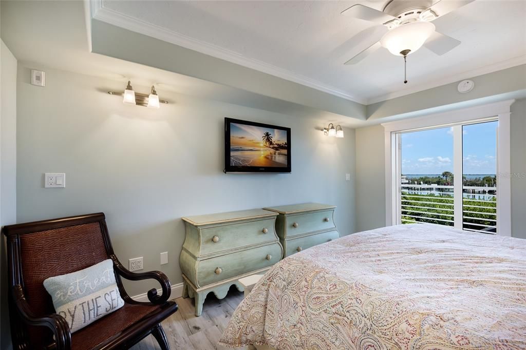 For Sale: $1,240,000 (2 beds, 2 baths, 1229 Square Feet)