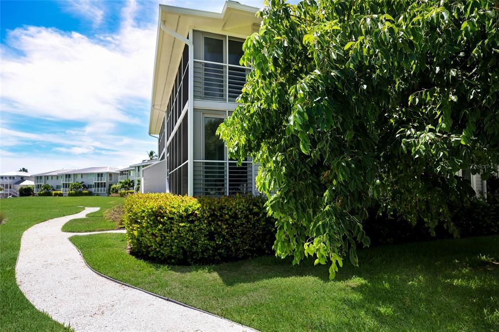 For Sale: $1,240,000 (2 beds, 2 baths, 1229 Square Feet)