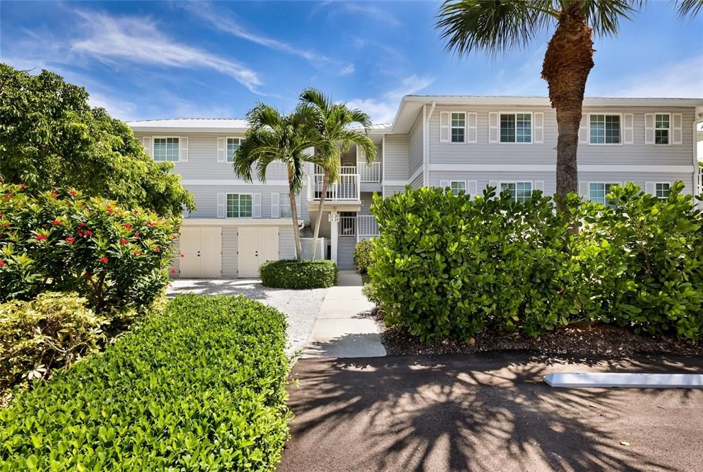 For Sale: $1,240,000 (2 beds, 2 baths, 1229 Square Feet)