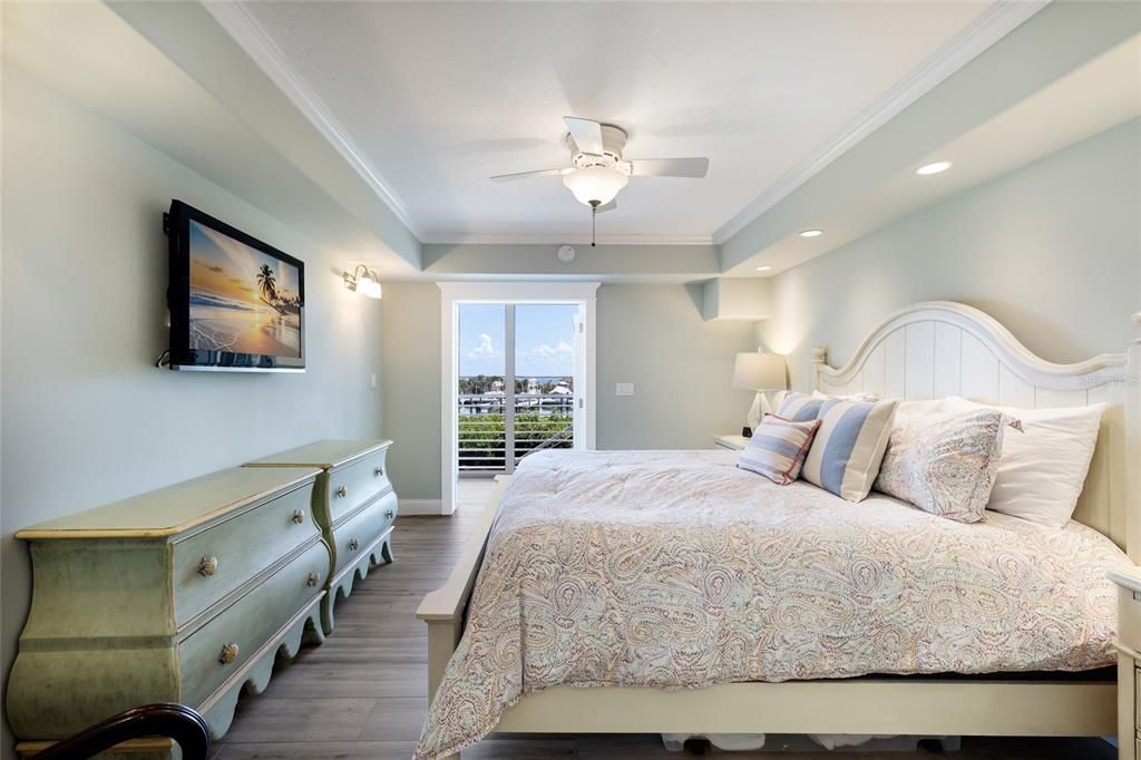 For Sale: $1,240,000 (2 beds, 2 baths, 1229 Square Feet)