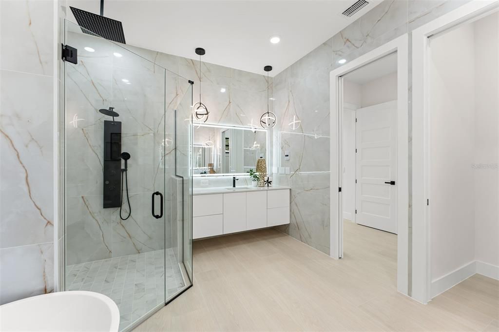 En Venta: $2,500,000 (5 camas, 4 baños, 3700 Pies cuadrados)