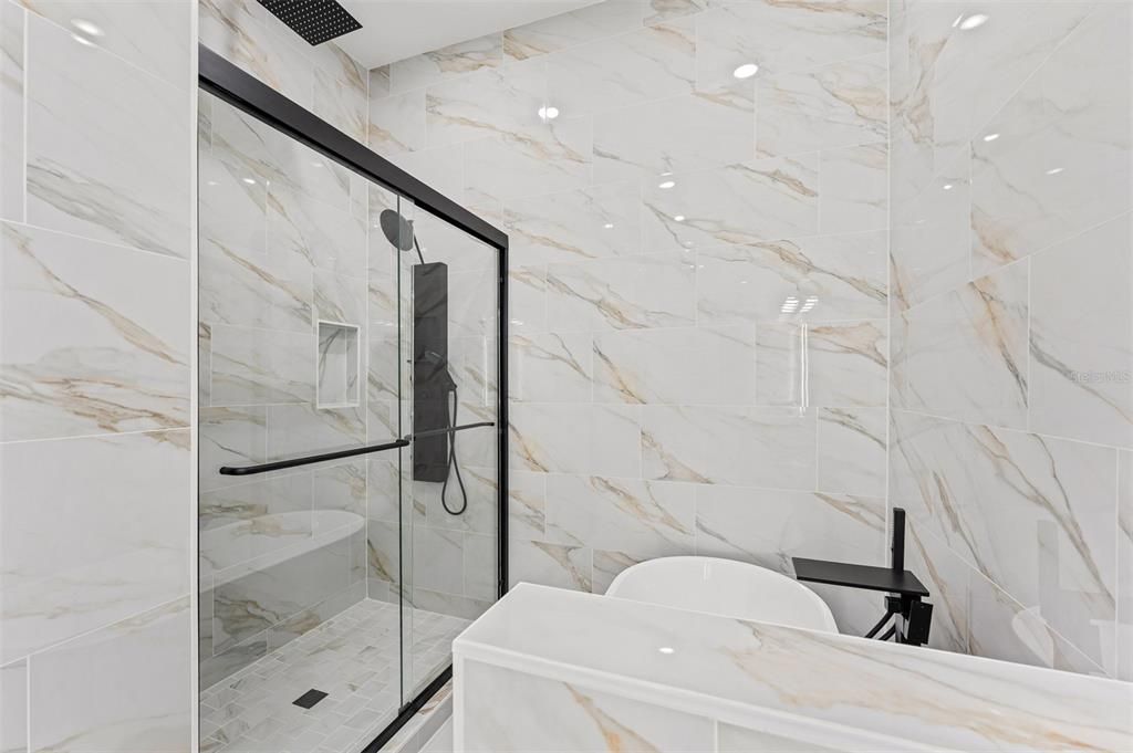 En Venta: $2,500,000 (5 camas, 4 baños, 3700 Pies cuadrados)