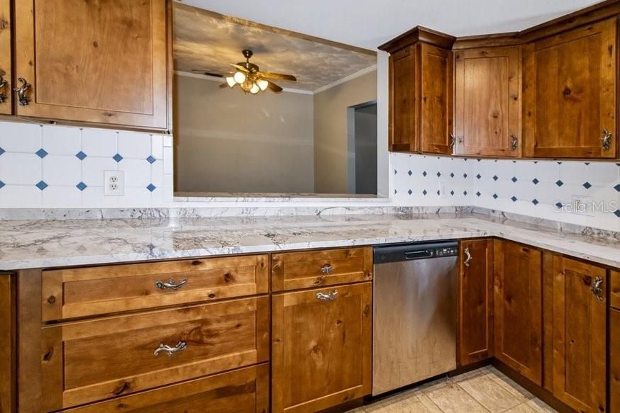 На продажу: $995,000 (2 спален, 1 ванн, 1488 Квадратных фут)
