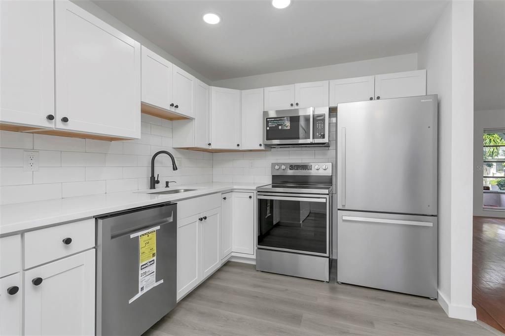 На продажу: $169,900 (2 спален, 2 ванн, 1015 Квадратных фут)