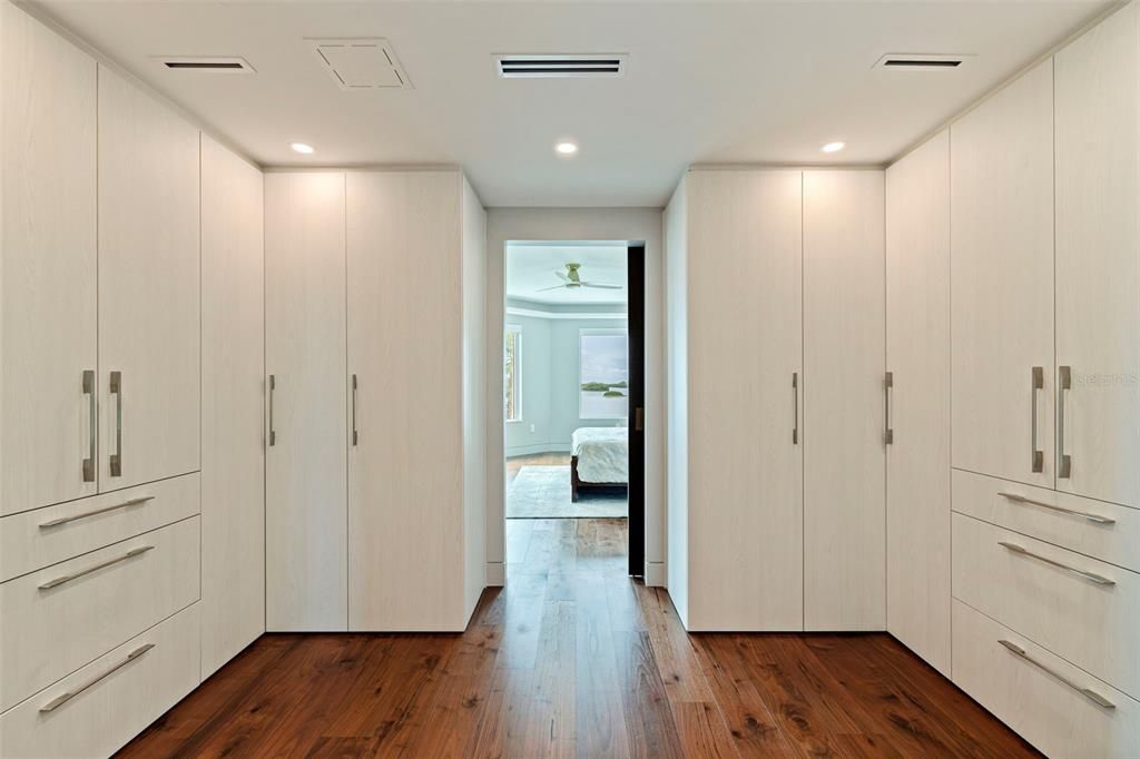 For Sale: $3,275,000 (3 beds, 2 baths, 2721 Square Feet)