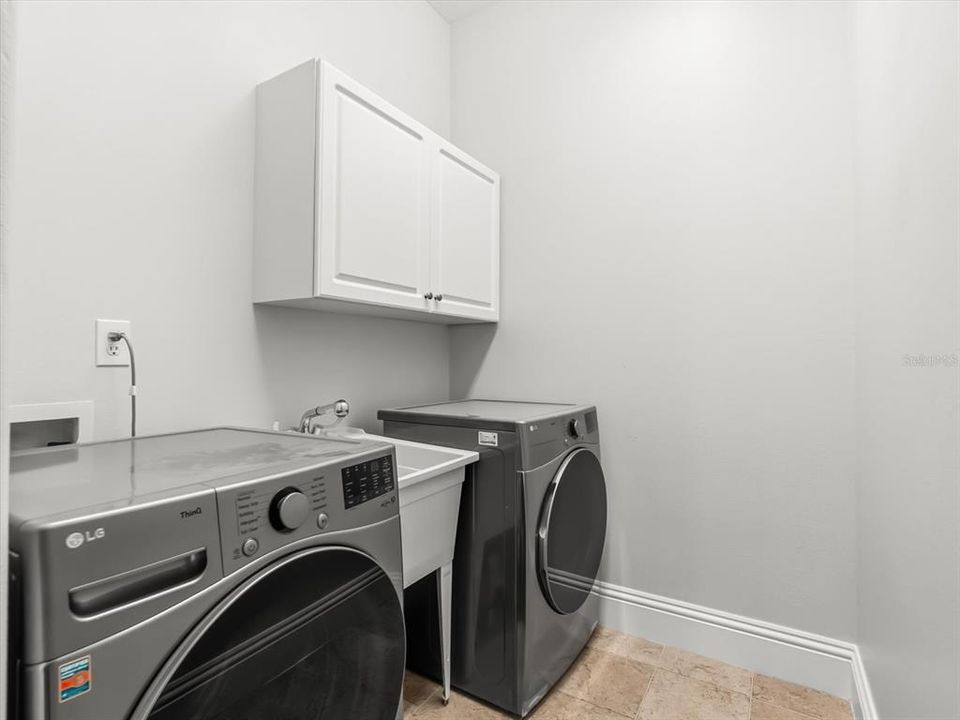 For Sale: $875,000 (6 beds, 6 baths, 5313 Square Feet)