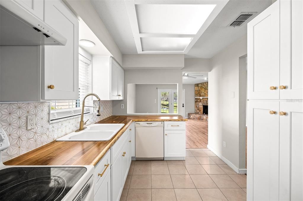 For Sale: $325,000 (3 beds, 2 baths, 1394 Square Feet)