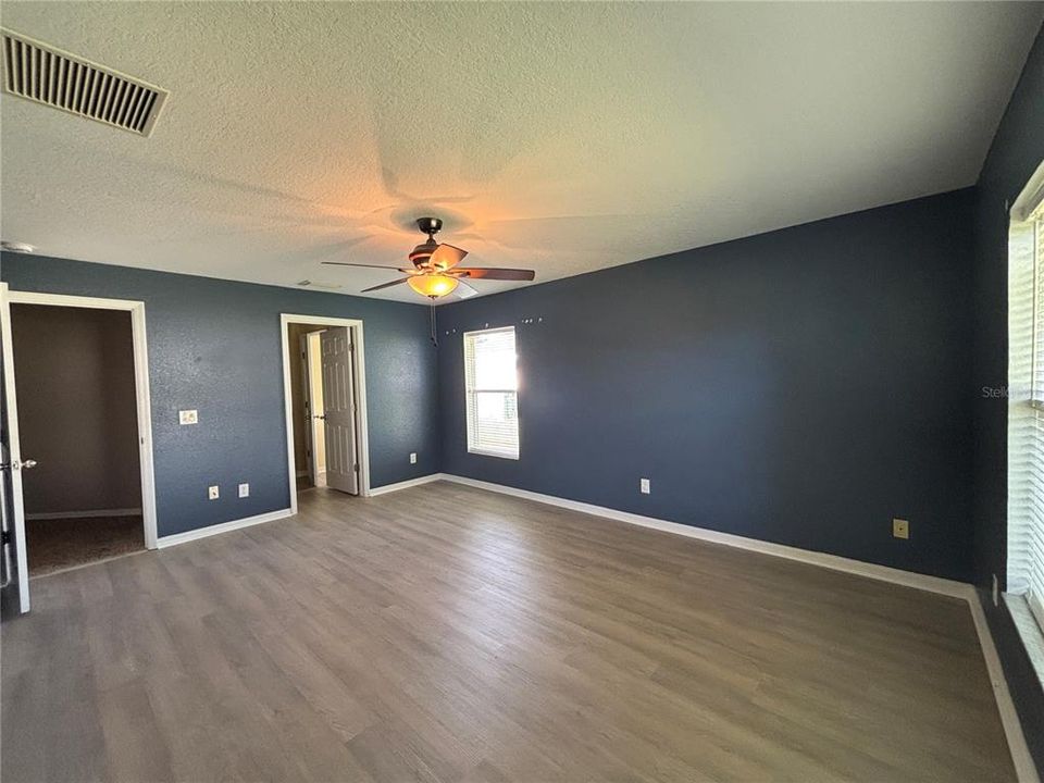 For Rent: $2,075 (4 beds, 2 baths, 2366 Square Feet)