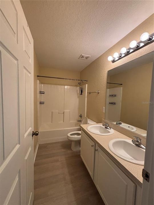 For Rent: $2,075 (4 beds, 2 baths, 2366 Square Feet)