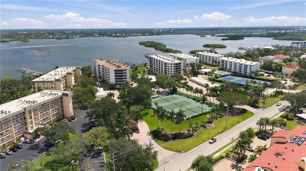 На продажу: $649,000 (2 спален, 2 ванн, 1357 Квадратных фут)