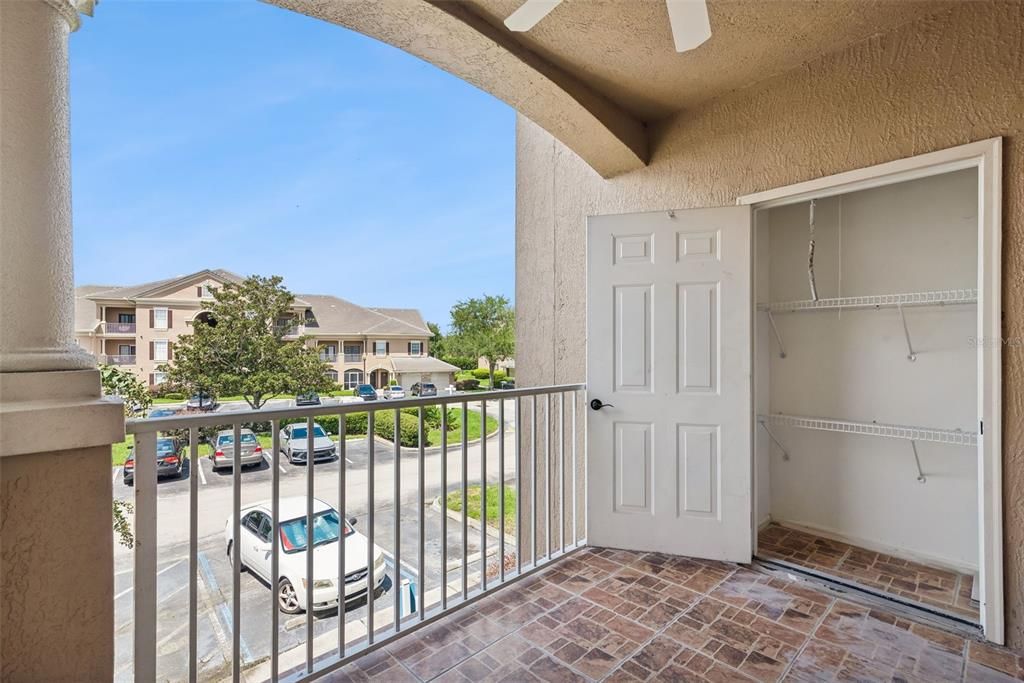 For Sale: $189,000 (2 beds, 2 baths, 1041 Square Feet)