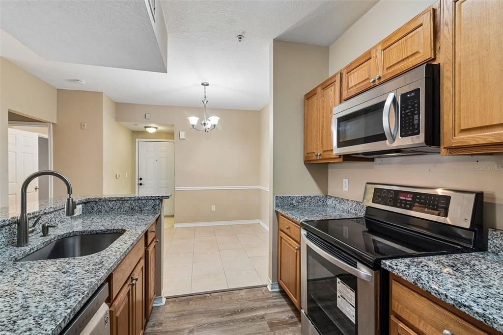 For Sale: $189,000 (2 beds, 2 baths, 1041 Square Feet)