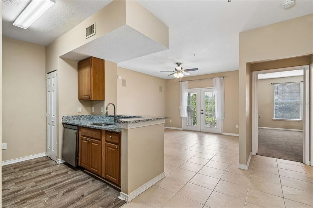 For Sale: $189,000 (2 beds, 2 baths, 1041 Square Feet)