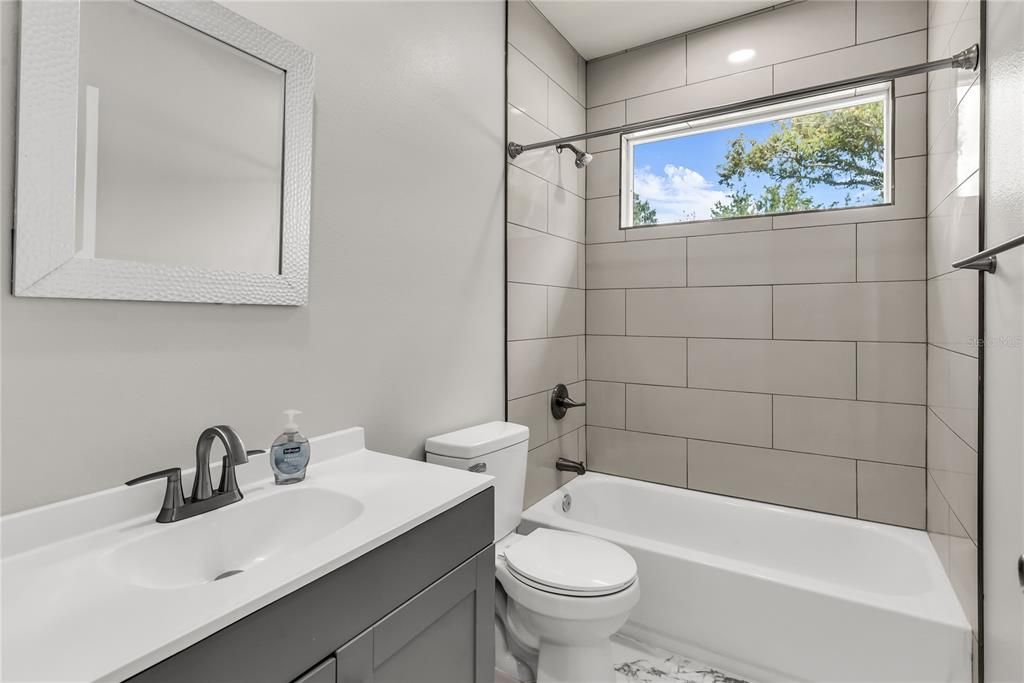En Venta: $299,900 (2 camas, 2 baños, 1031 Pies cuadrados)