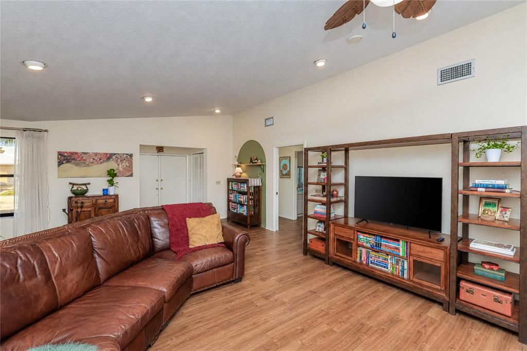 En Venta: $466,000 (3 camas, 2 baños, 2062 Pies cuadrados)