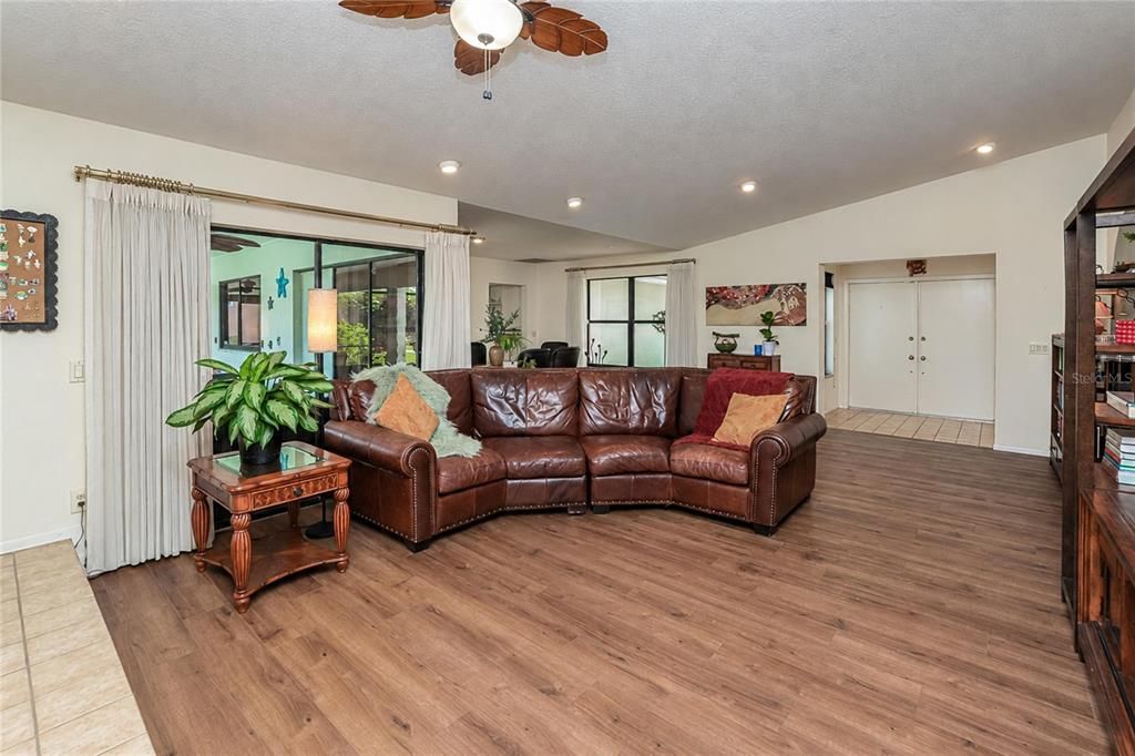 En Venta: $466,000 (3 camas, 2 baños, 2062 Pies cuadrados)