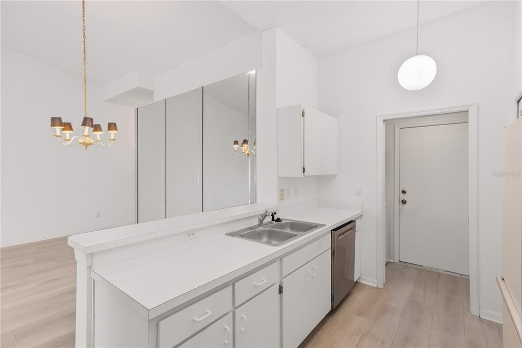 For Sale: $184,000 (2 beds, 2 baths, 1125 Square Feet)