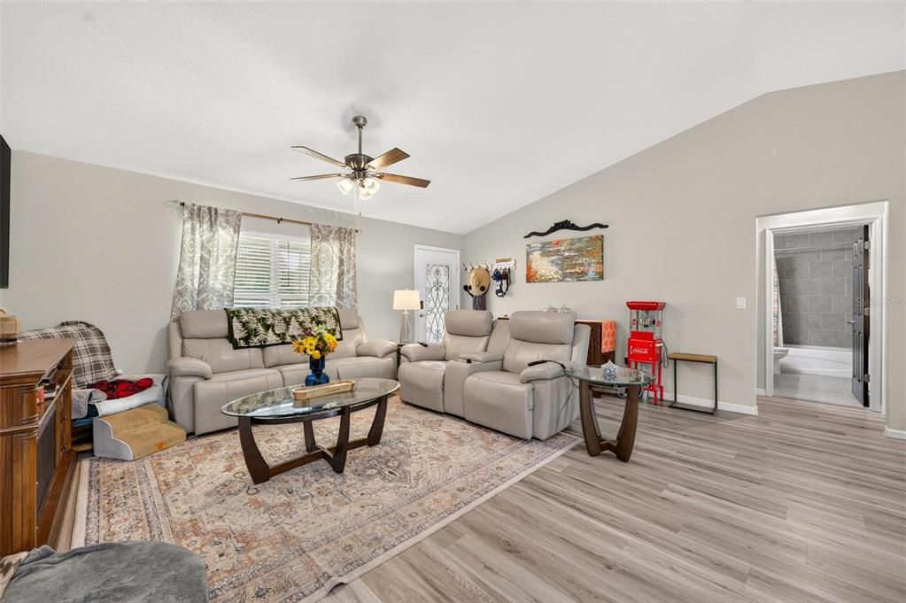 En Venta: $375,000 (3 camas, 2 baños, 1557 Pies cuadrados)