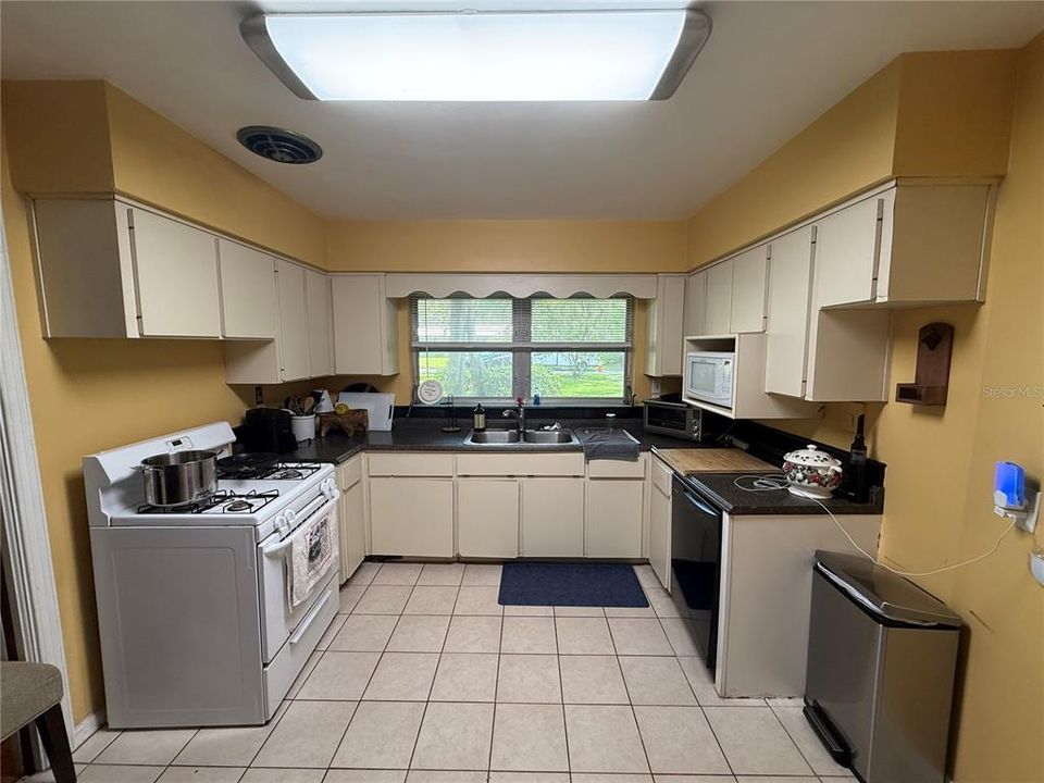 En Venta: $525,000 (4 camas, 3 baños, 2200 Pies cuadrados)