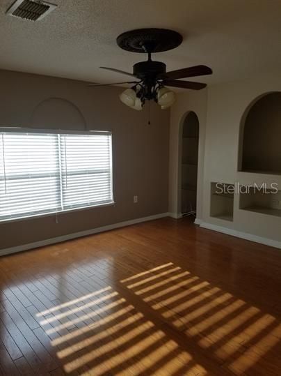 For Rent: $1,900 (4 beds, 2 baths, 2215 Square Feet)