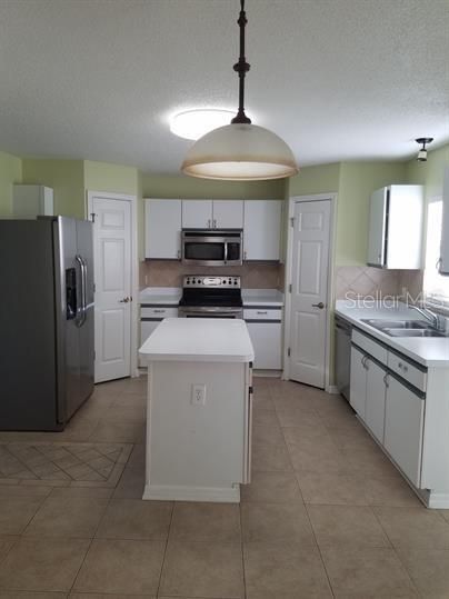 For Rent: $1,900 (4 beds, 2 baths, 2215 Square Feet)