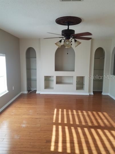 For Rent: $1,900 (4 beds, 2 baths, 2215 Square Feet)