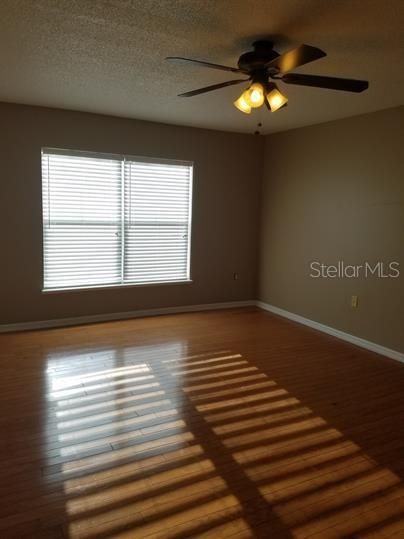 For Rent: $1,900 (4 beds, 2 baths, 2215 Square Feet)