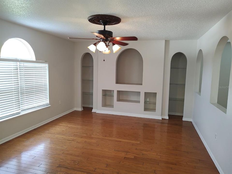 For Rent: $1,900 (4 beds, 2 baths, 2215 Square Feet)