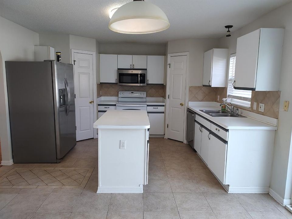 For Rent: $1,900 (4 beds, 2 baths, 2215 Square Feet)