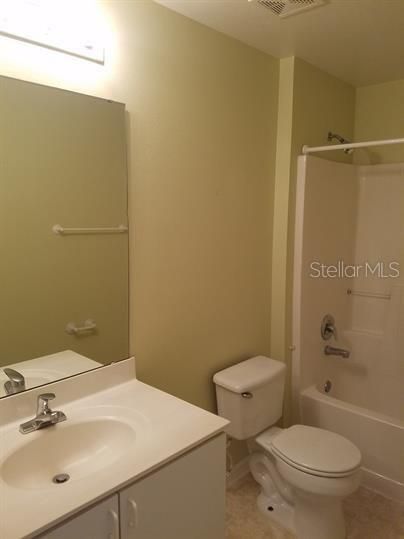 For Rent: $1,900 (4 beds, 2 baths, 2215 Square Feet)