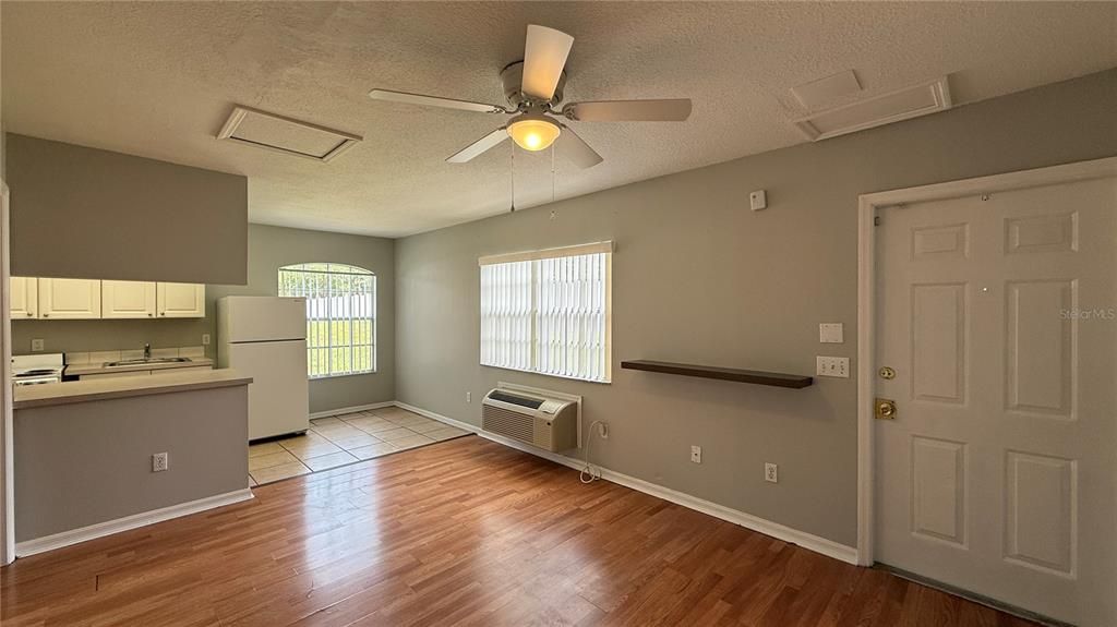 В аренду: $895 (1 спален, 1 ванн, 600 Квадратных фут)