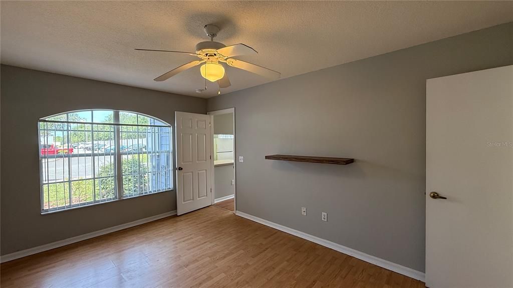 В аренду: $895 (1 спален, 1 ванн, 600 Квадратных фут)