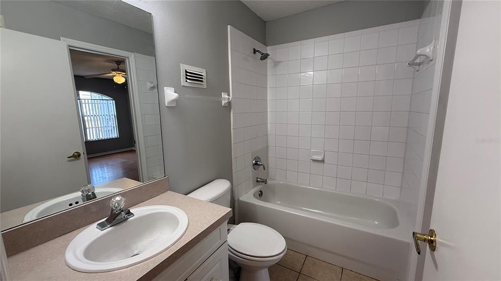 В аренду: $895 (1 спален, 1 ванн, 600 Квадратных фут)