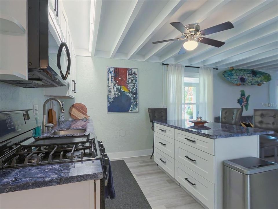For Sale: $375,000 (3 beds, 2 baths, 1469 Square Feet)