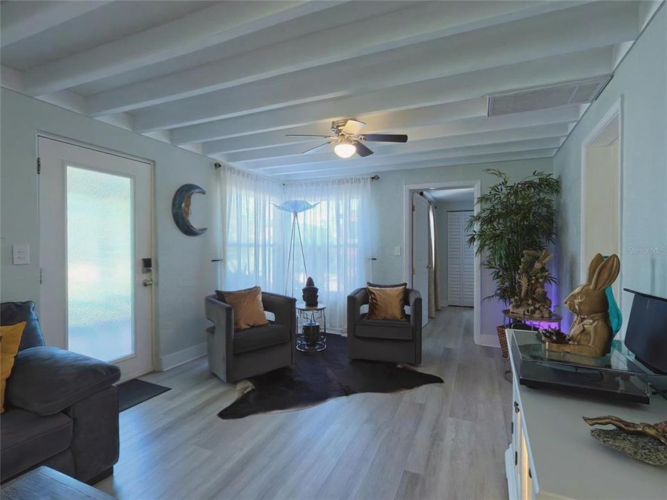 For Sale: $375,000 (3 beds, 2 baths, 1469 Square Feet)
