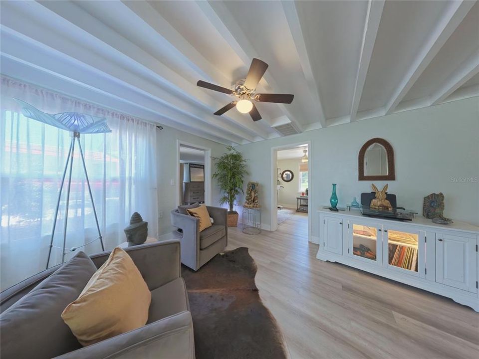 For Sale: $375,000 (3 beds, 2 baths, 1469 Square Feet)