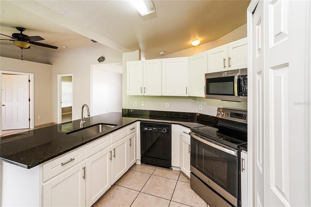 For Rent: $2,000 (3 beds, 2 baths, 1740 Square Feet)