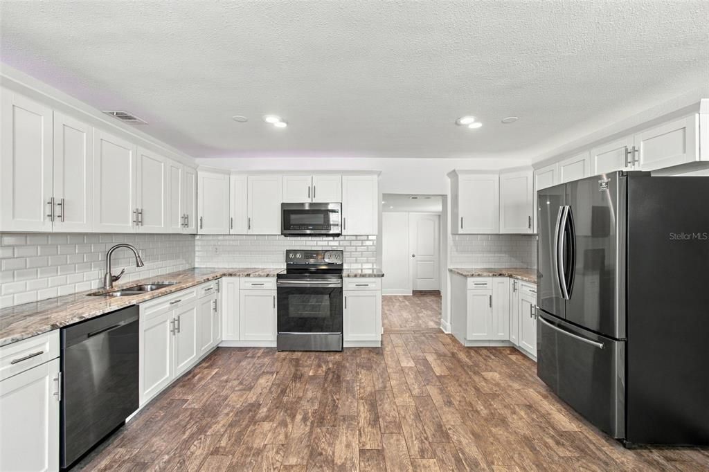 En Venta: $649,000 (4 camas, 4 baños, 1852 Pies cuadrados)