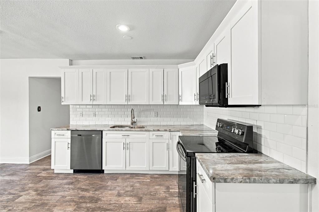 En Venta: $649,000 (4 camas, 4 baños, 1852 Pies cuadrados)