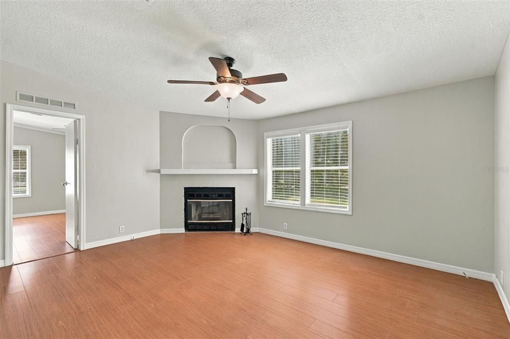 For Sale: $229,900 (4 beds, 2 baths, 1904 Square Feet)