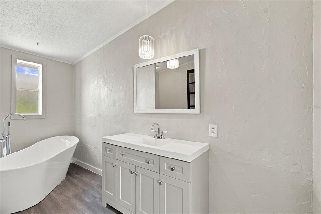 For Sale: $229,900 (4 beds, 2 baths, 1904 Square Feet)