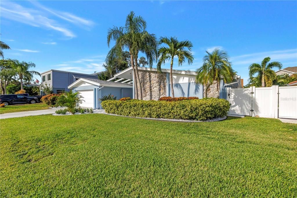 For Sale: $1,089,000 (3 beds, 2 baths, 2005 Square Feet)