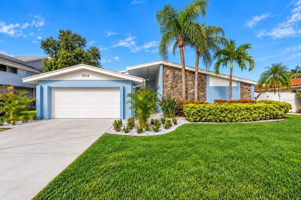 For Sale: $1,089,000 (3 beds, 2 baths, 2005 Square Feet)