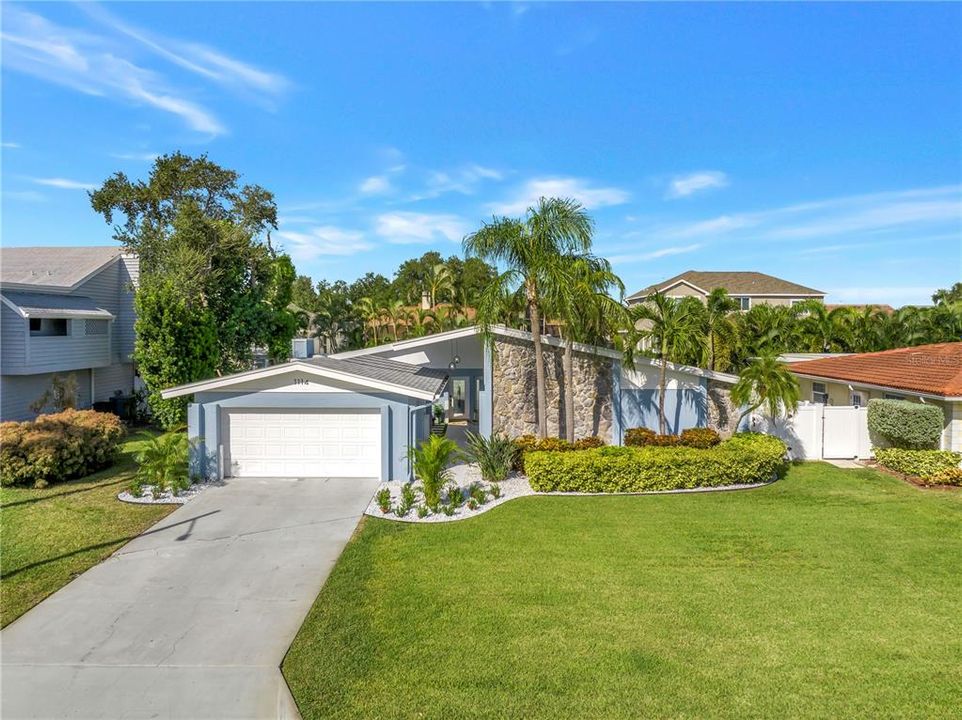 For Sale: $1,089,000 (3 beds, 2 baths, 2005 Square Feet)