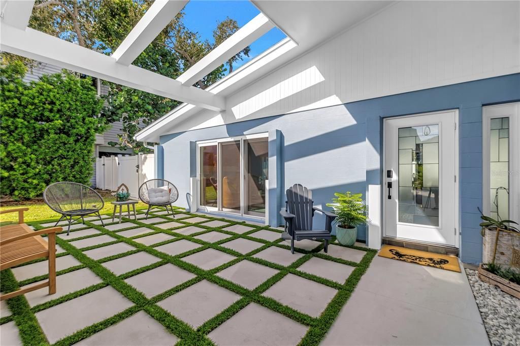 For Sale: $1,089,000 (3 beds, 2 baths, 2005 Square Feet)